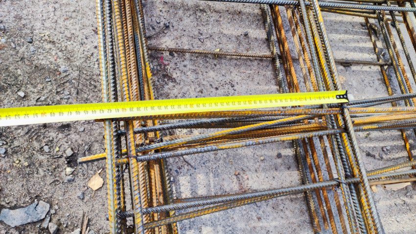 Замер шага арматурного каркаса на строительной площадке