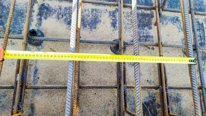 Измерение шага арматурной сетки рулеткой при контроле качества