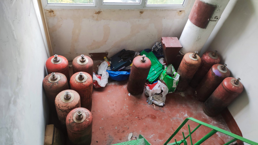 Газовые баллоны в помещении лестничной клетки