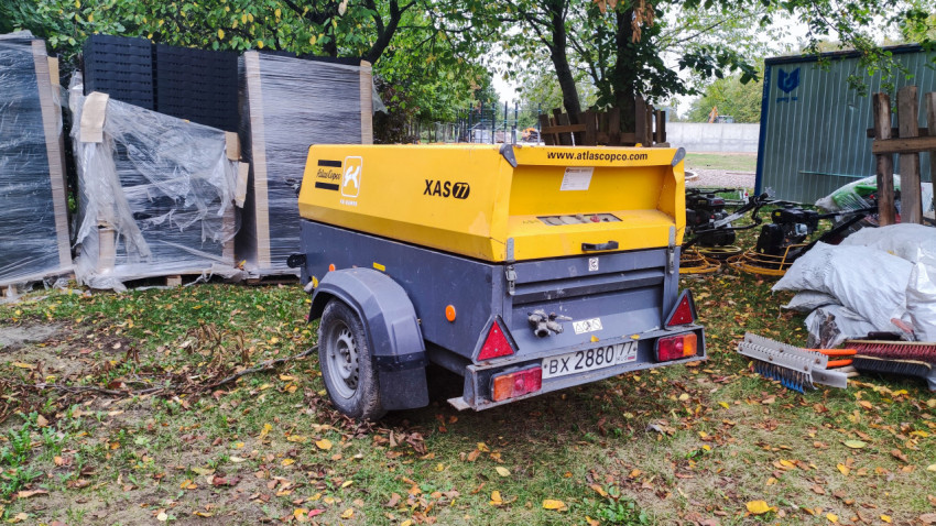 Передвижной воздушный компрессор Atlas Copco XAS 77 на строительной площадке