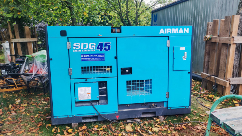 Передвижной дизельный генератор Airman SDG45 на строительной площадке