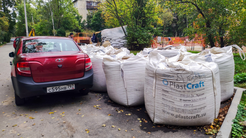 Склад материалов и техника у детской площадки во время благоустройства