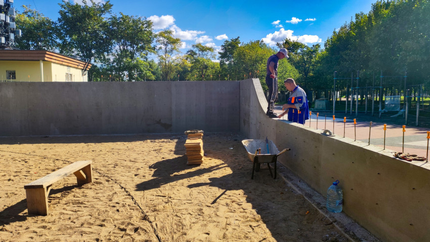 Рабочие на строительстве бетонной конструкции в парке