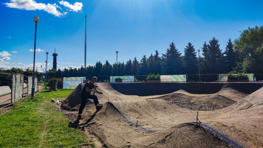 Рабочий проверяет уклон трассы памп-трека в парке 300-летия Санкт-Петербурга