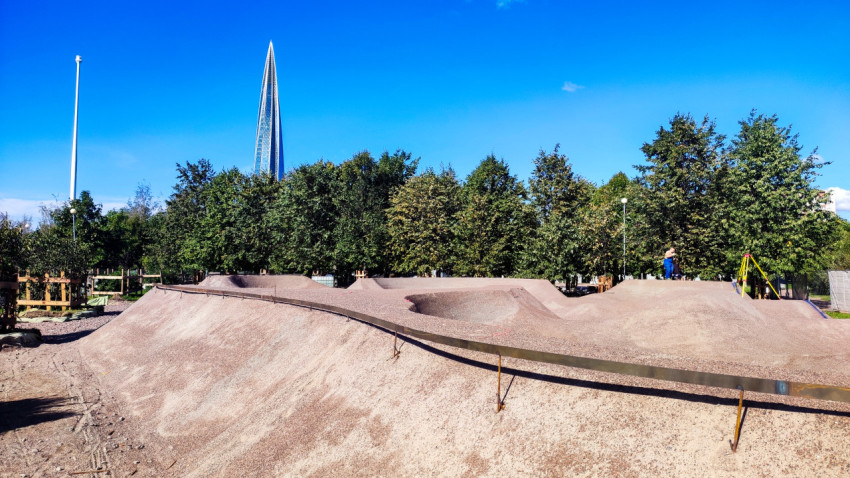 Профилирование трассы памп-трека в парке 300-летия на фоне Лахта-центра