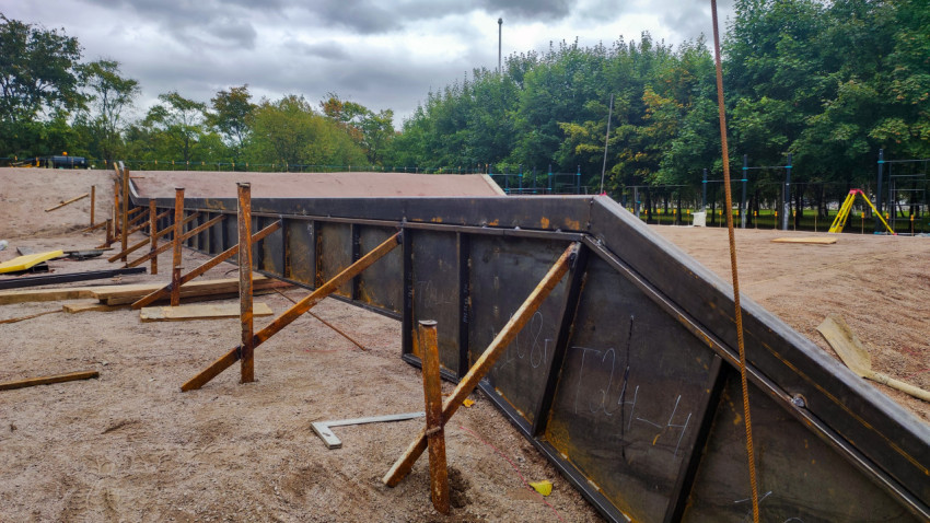 Металлическая опалубка с подпорками на этапе бетонных работ