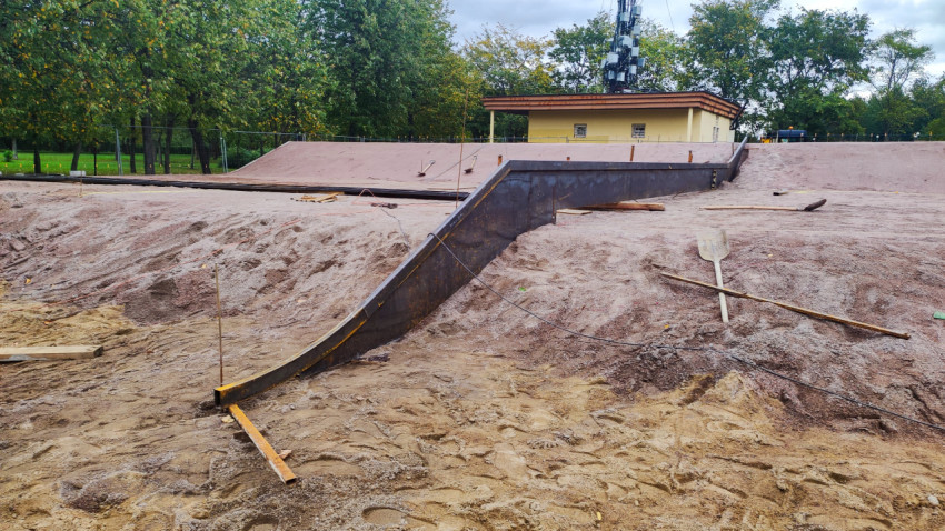 Устройство металлической опалубки на строительной площадке