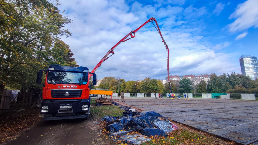 Строительная техника подаёт бетон через насос на площадке