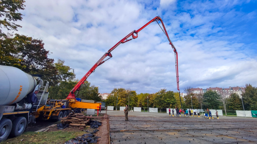 Подача бетонной смеси через насос на армированную площадку