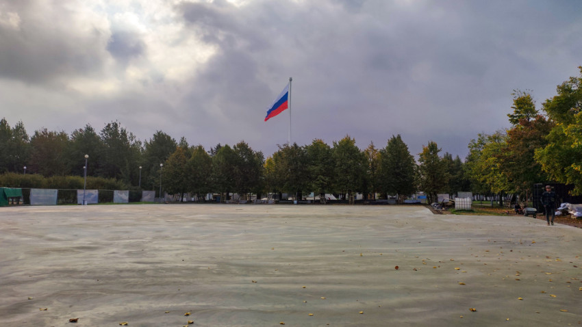 Площадь с российским флагом во время благоустройства