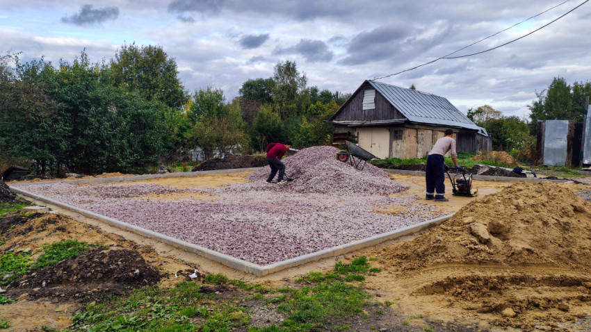 Разравнивание щебня при подготовке основания под строительство