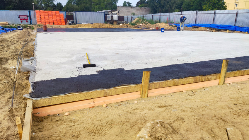 Нанесение гидроизоляции на бетонную плиту строительного основания
