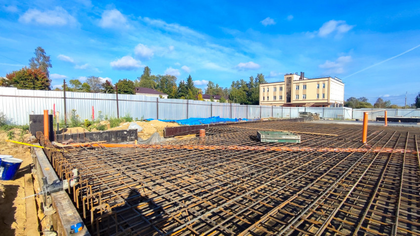 Монтаж арматуры фундамента перед заливкой бетона