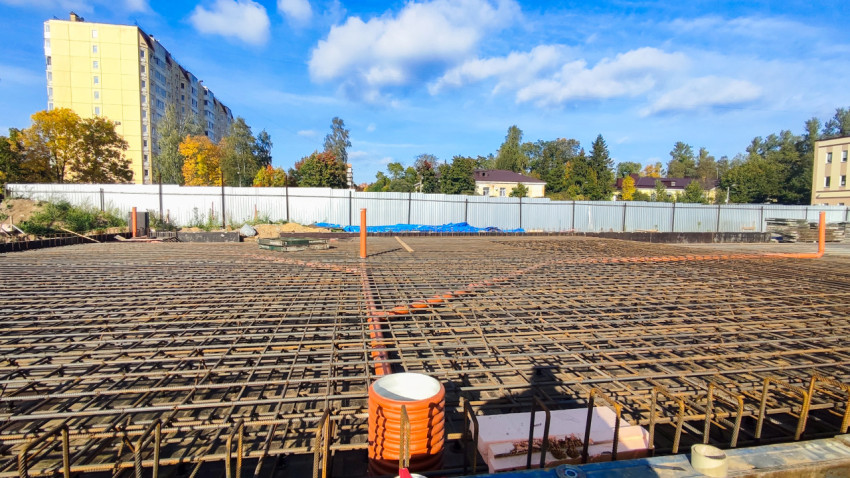 Армирование фундамента под здание с установленными коммуникациями