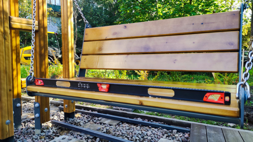 Проверка горизонтальности подвесной скамьи строительным уровнем