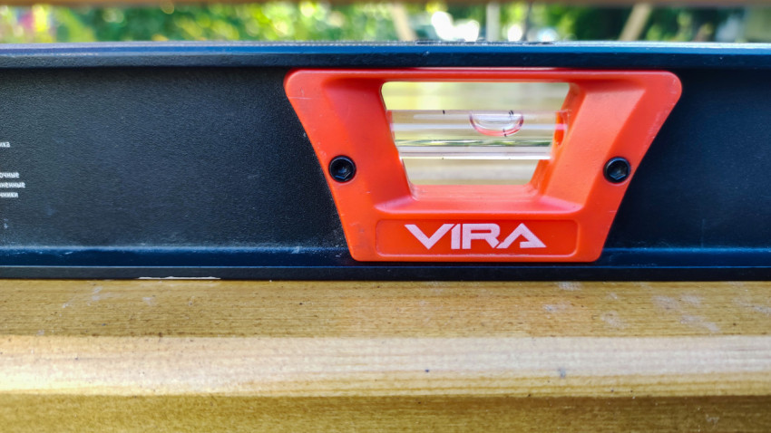 Строительный уровень VIRA крупным планом на деревянной поверхности