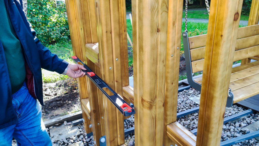 Проверка монтажа деревянной конструкции уровнем