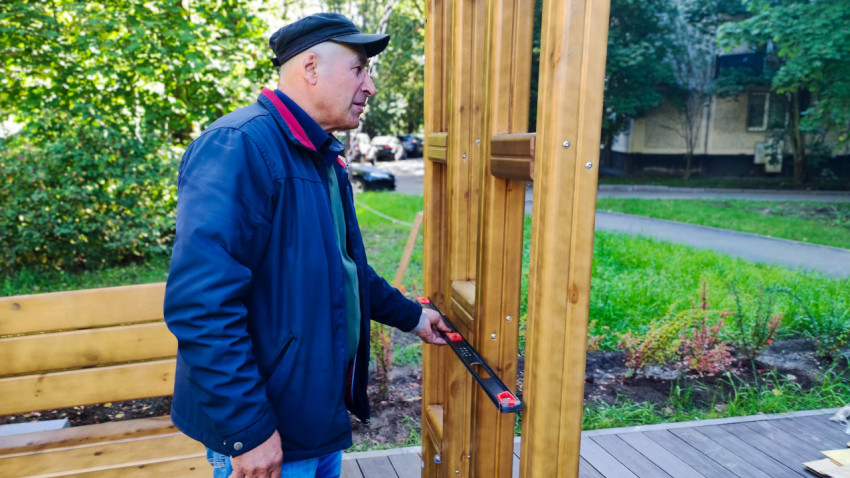 Проверка вертикальности деревянной конструкции уровнем