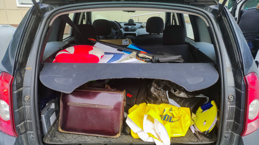 Багажник автомобиля с инструментами и документами
