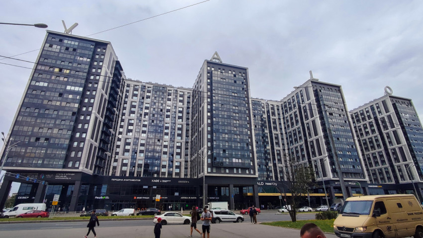 Современный жилой комплекс с витринными фасадами