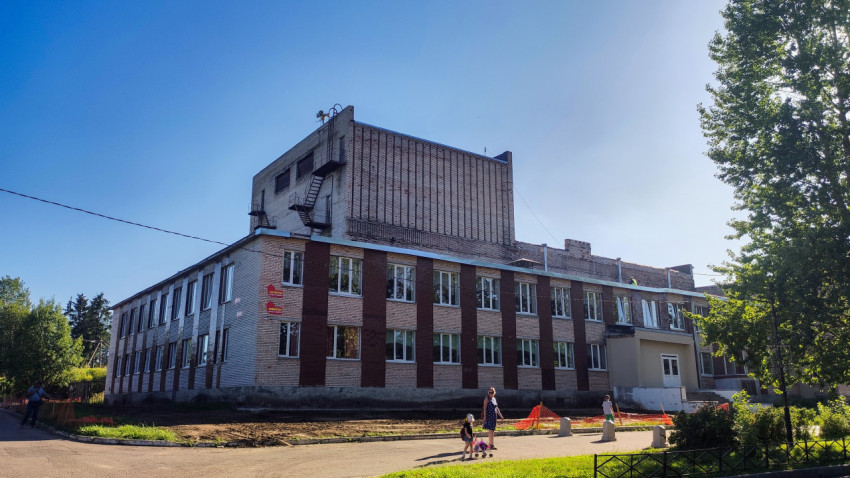 Лесколовский Дом культуры с пожарной лестницей