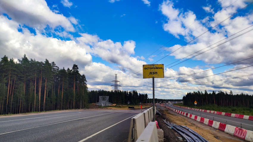 Дорожный знак «Осторожно ЛЭП» на строительной площадке