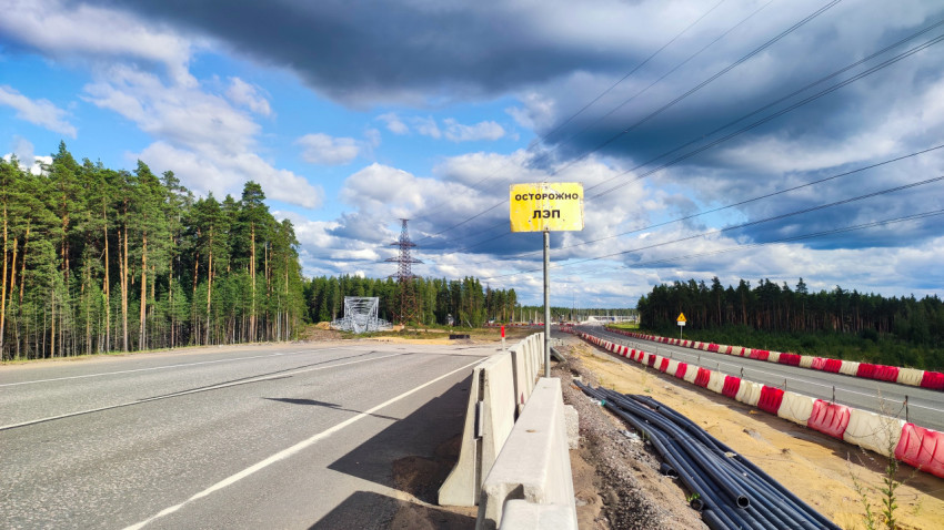 Предупреждающий знак «Осторожно, ЛЭП» на дороге
