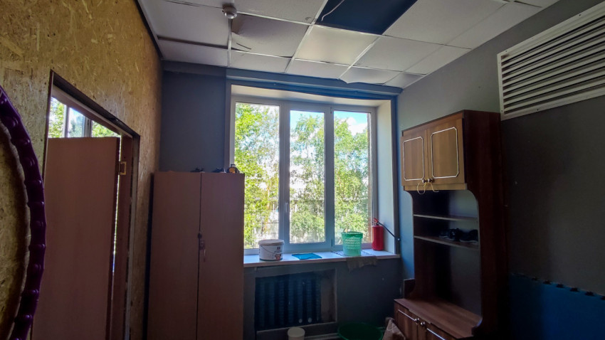 Кабинет с мебелью и подвесным потолком с протечками