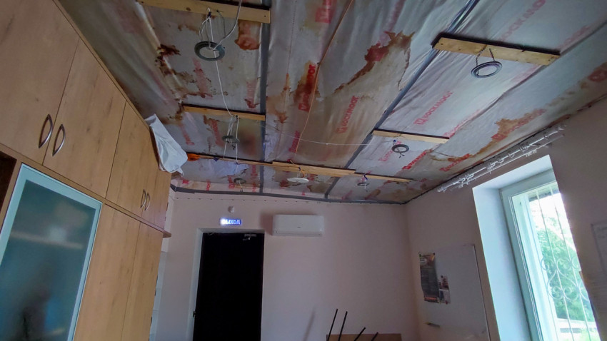 Потолок помещения с видимыми протечками