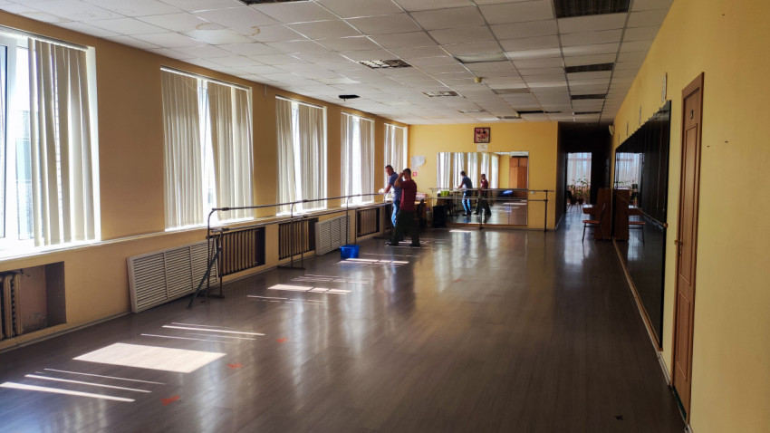 Танцевальный зал с окнами и поврежденным потолком