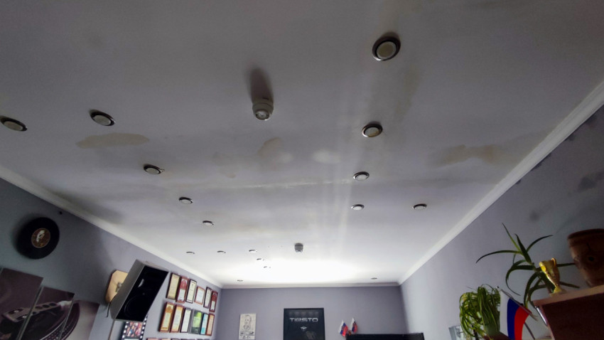 Потолок с протечками и встроенными светильниками