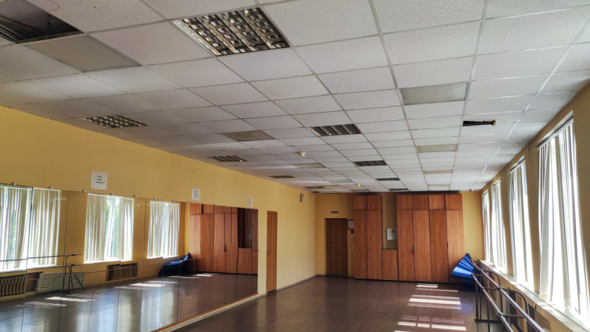 Зал с зеркалами и поврежденным подвесным потолком