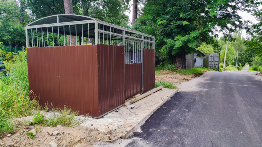 Контейнерная площадка для сбора отходов у дороги