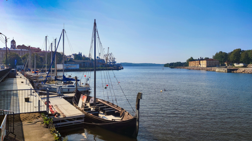 Яхты у пирса на фоне городской застройки