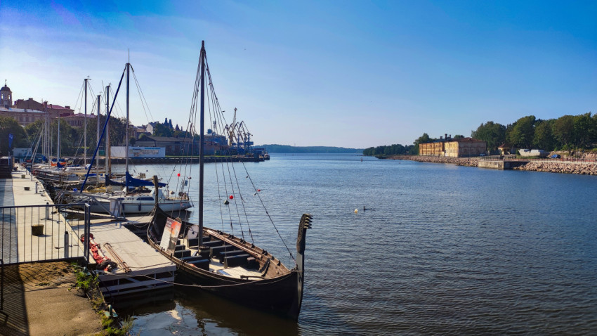 Лодки и яхты у понтона на фоне исторической застройки Выборга