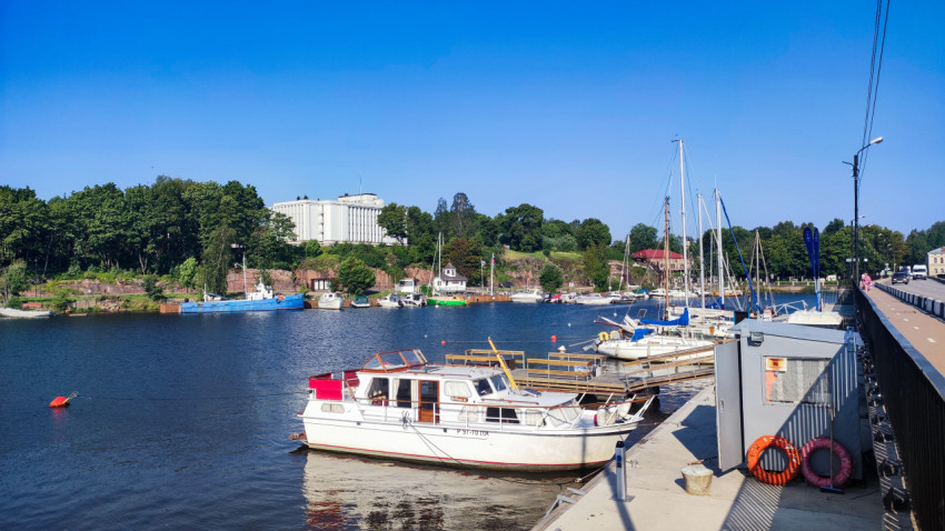 Катер у причала на фоне акватории