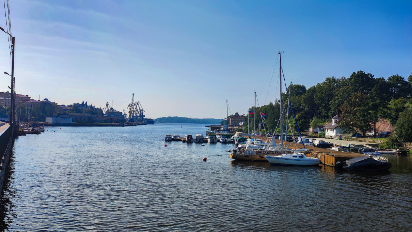 Вид на бухту с яхтами и промышленной зоной в Выборге
