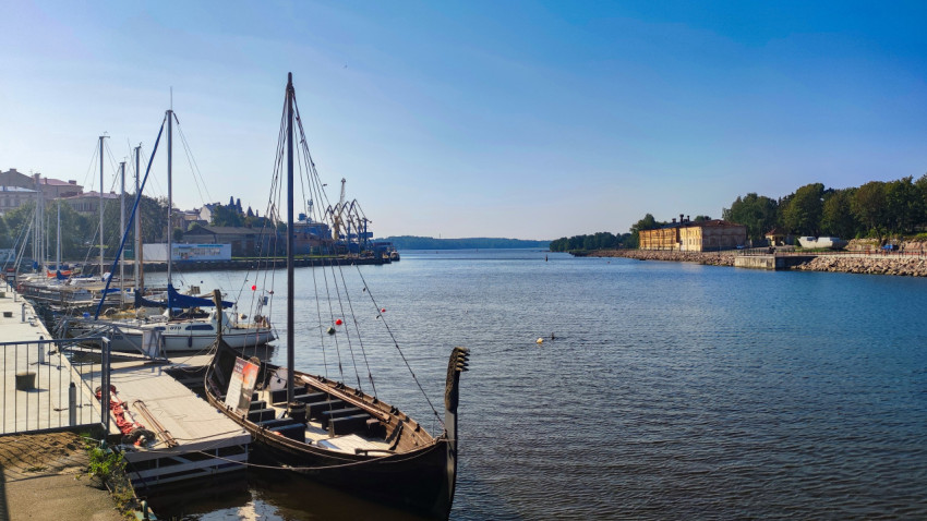 Швартовка яхт и реконструкция ладьи у набережной Выборга