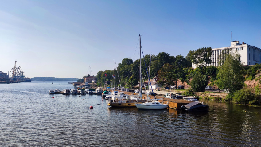 Пристань с яхтами и белым зданием на холме в Выборге