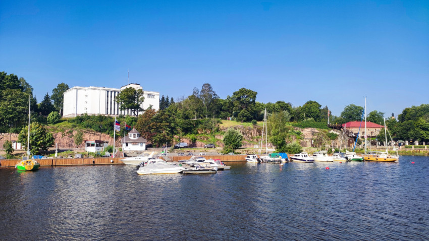 Катера у причала на фоне белого здания