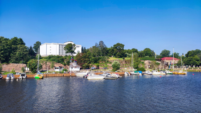 Причал с катерами у берега