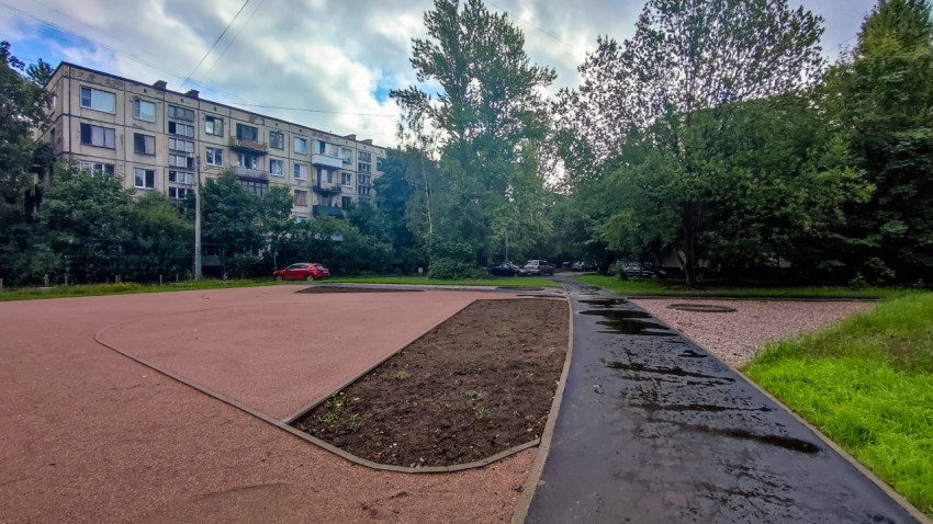 Новая асфальтированная дорожка во дворе с жилыми домами
