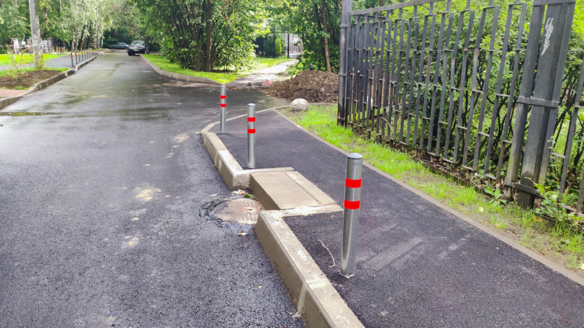 Тротуар с люком и ограничительными столбами
