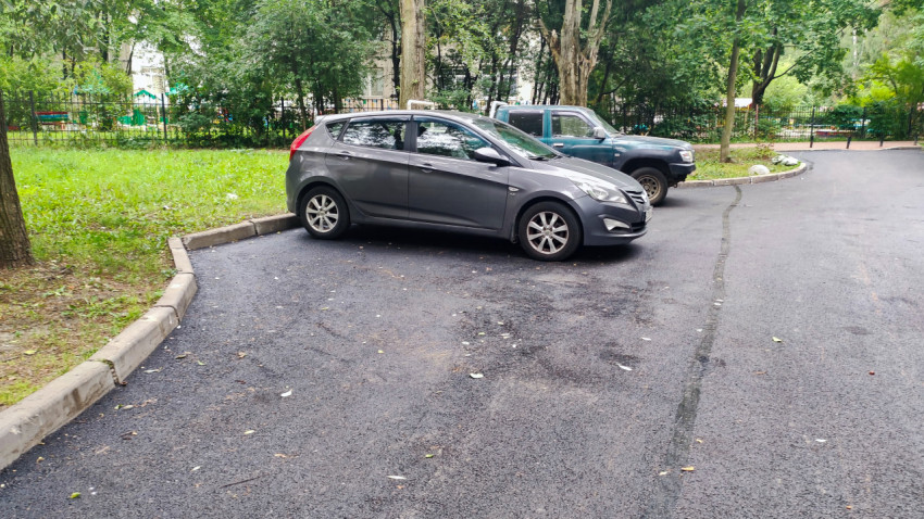 Автомобиль на парковке у жилого дома