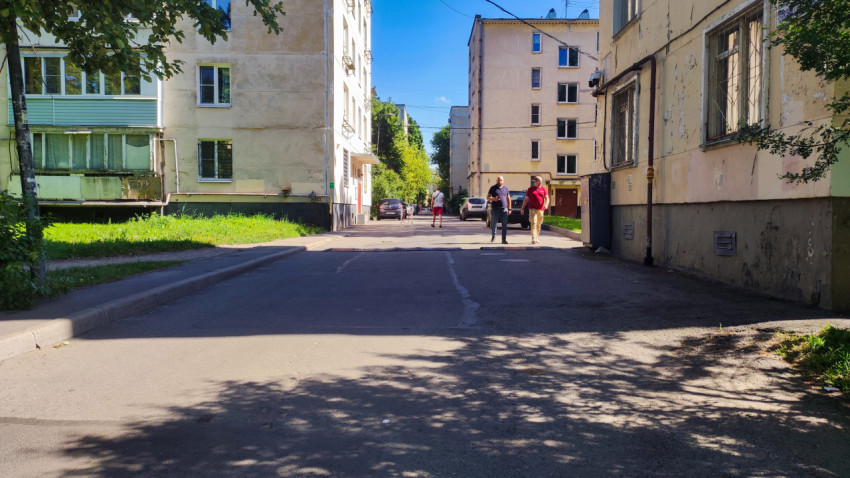 Дворовая дорога между жилыми домами