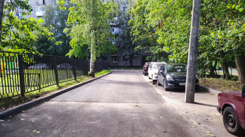 Асфальтовое покрытие во дворе жилого дома