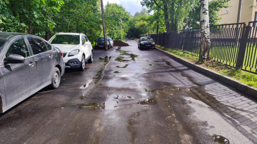 Автомобили на проезжей части после дождя