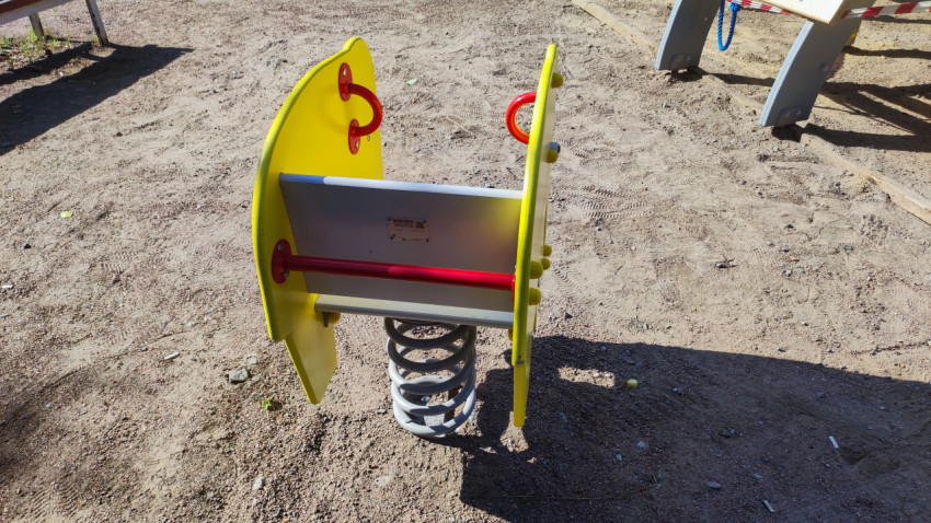 Пружинный игровой элемент на детской площадке