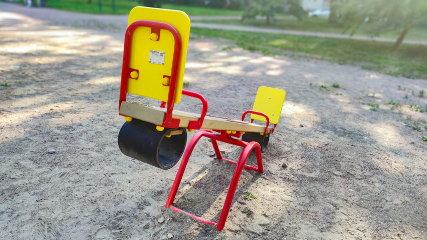 Игровые качели-балансир на детской площадке