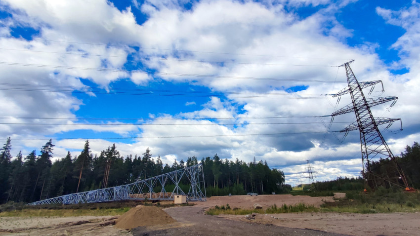 Монтаж опоры линии электропередачи рядом с действующими ЛЭП